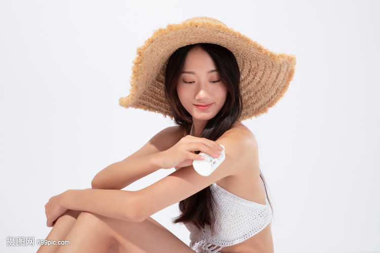 沙滩上的美丽守护 涂防晒霜的比基尼美女